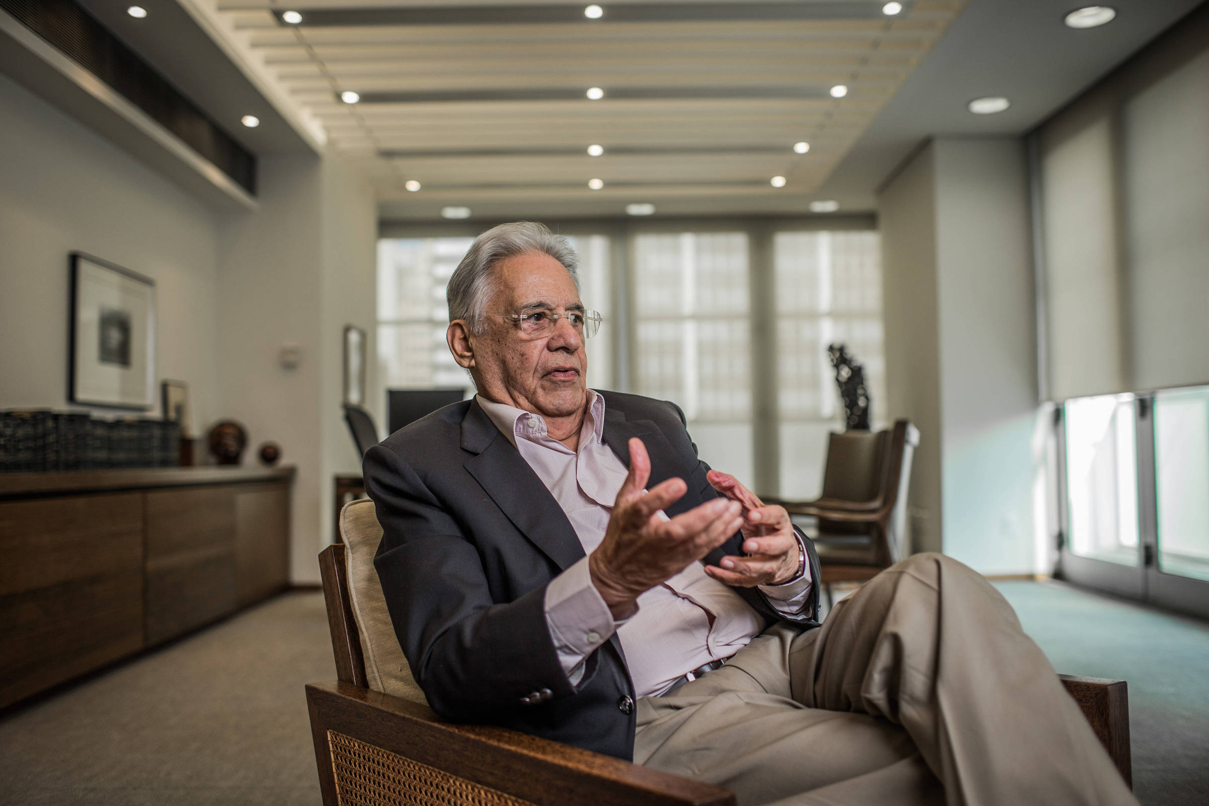 Ex-presidente lança 'manifesto do partido efeagacista' em novo livro